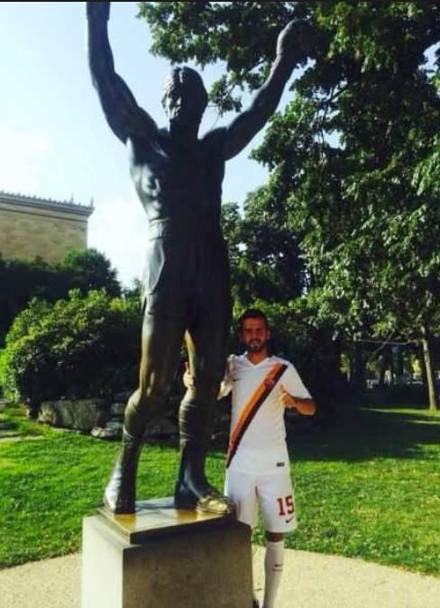 Pjanic accanto alla statua di Rocky. Twitter